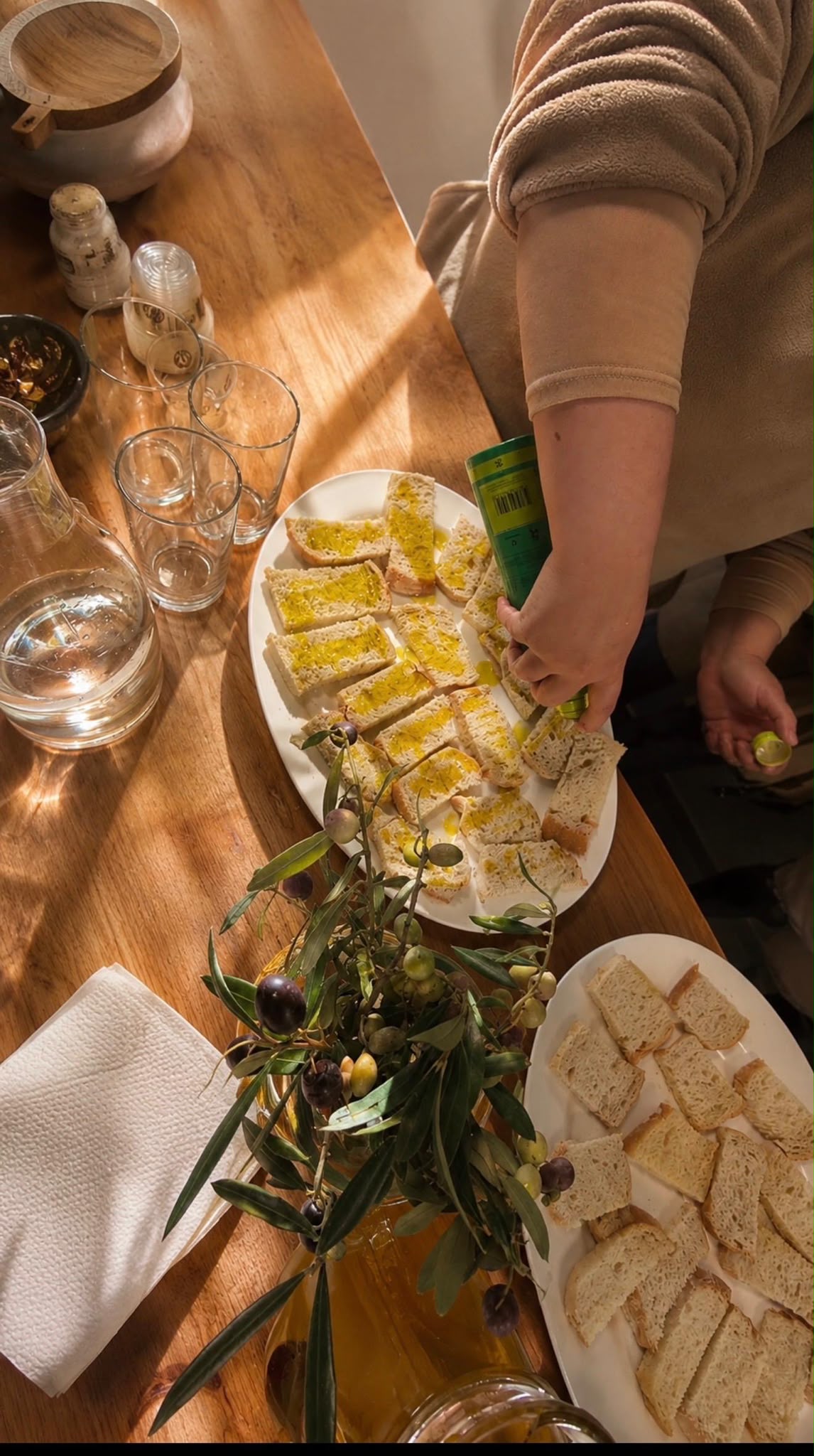 Mesa con panes y aceite de oliva