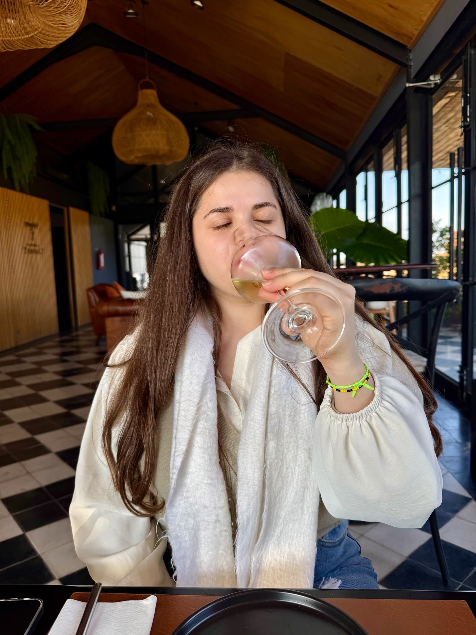Persona disfrutando una degustación de vino