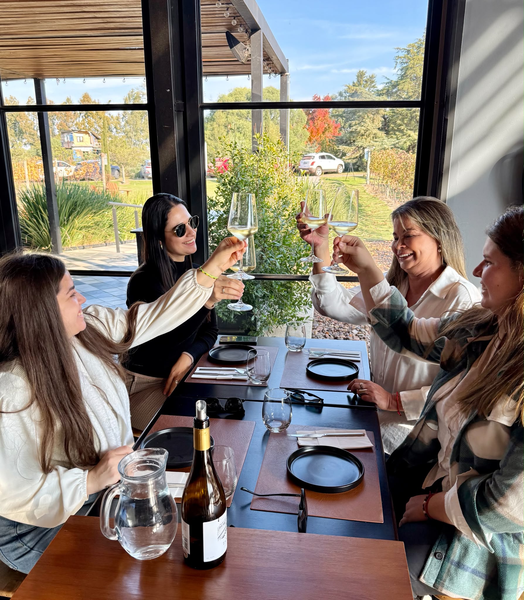 Grupo compartiendo un brindis durante la experiencia