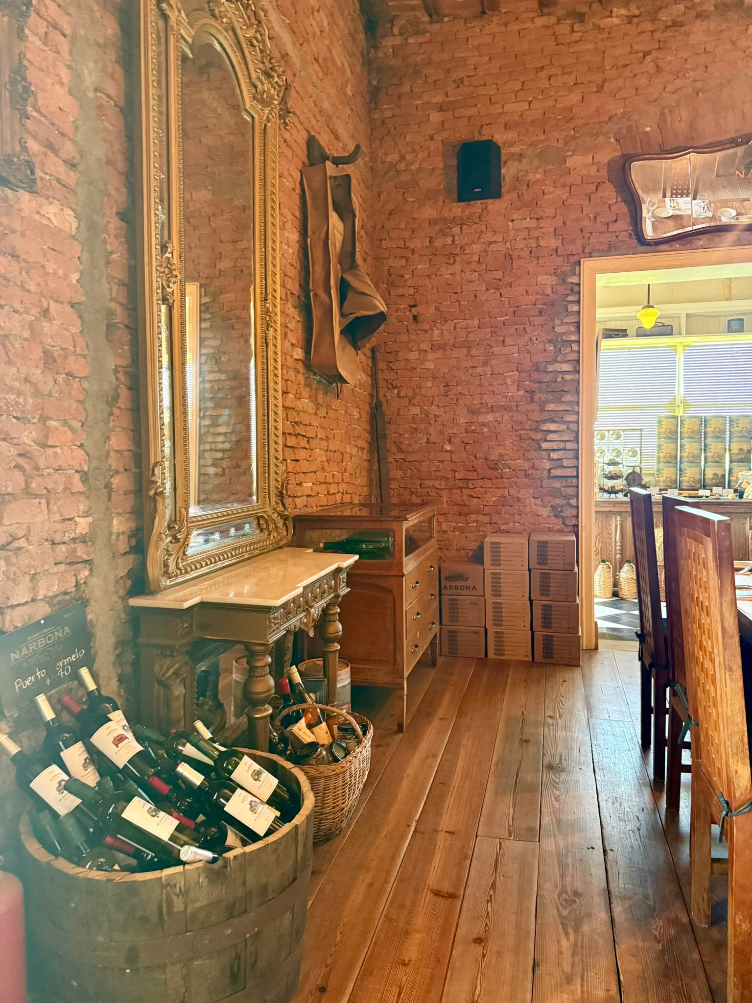 Salón de ladrillo y madera con vinos