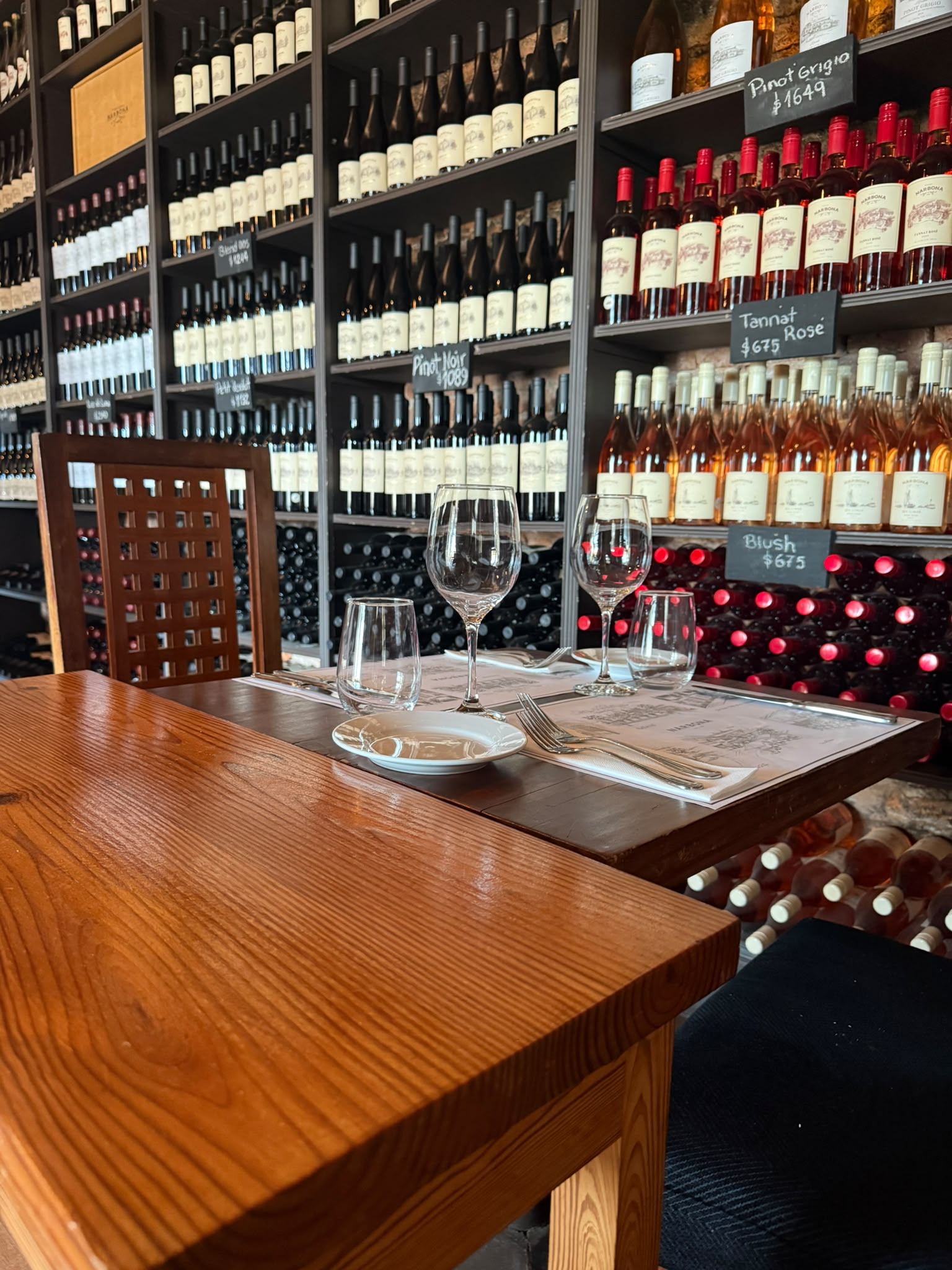 Mesa montada frente a una cava